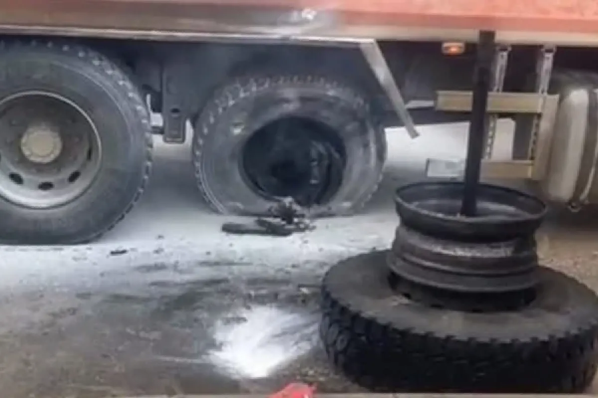 Çöp kamyonun lastiği patlayınca yangın çıktı