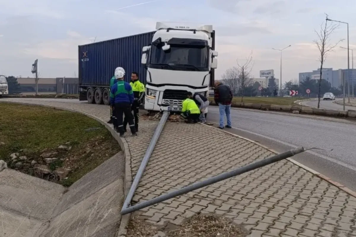 TIR Kazası Yolu Kapattı