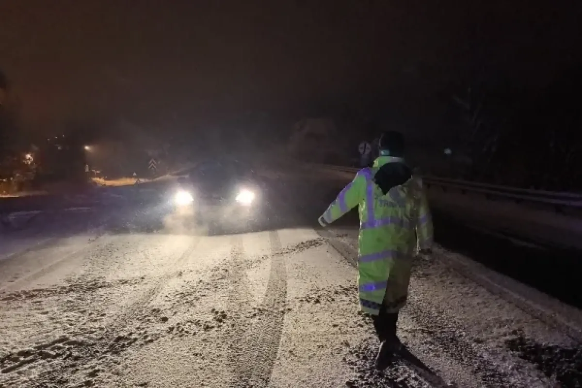 Sürücüler karlı yolda zor anlar yaşadı