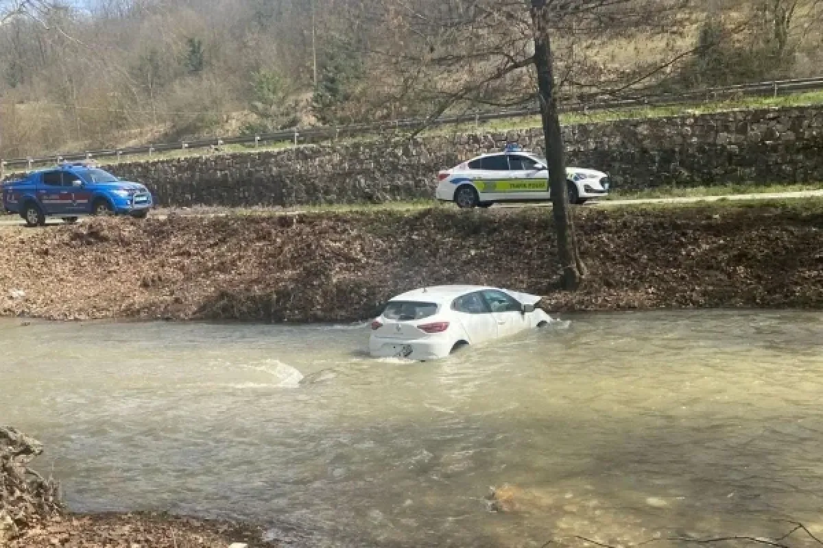 Otomobil dereye uçtu!