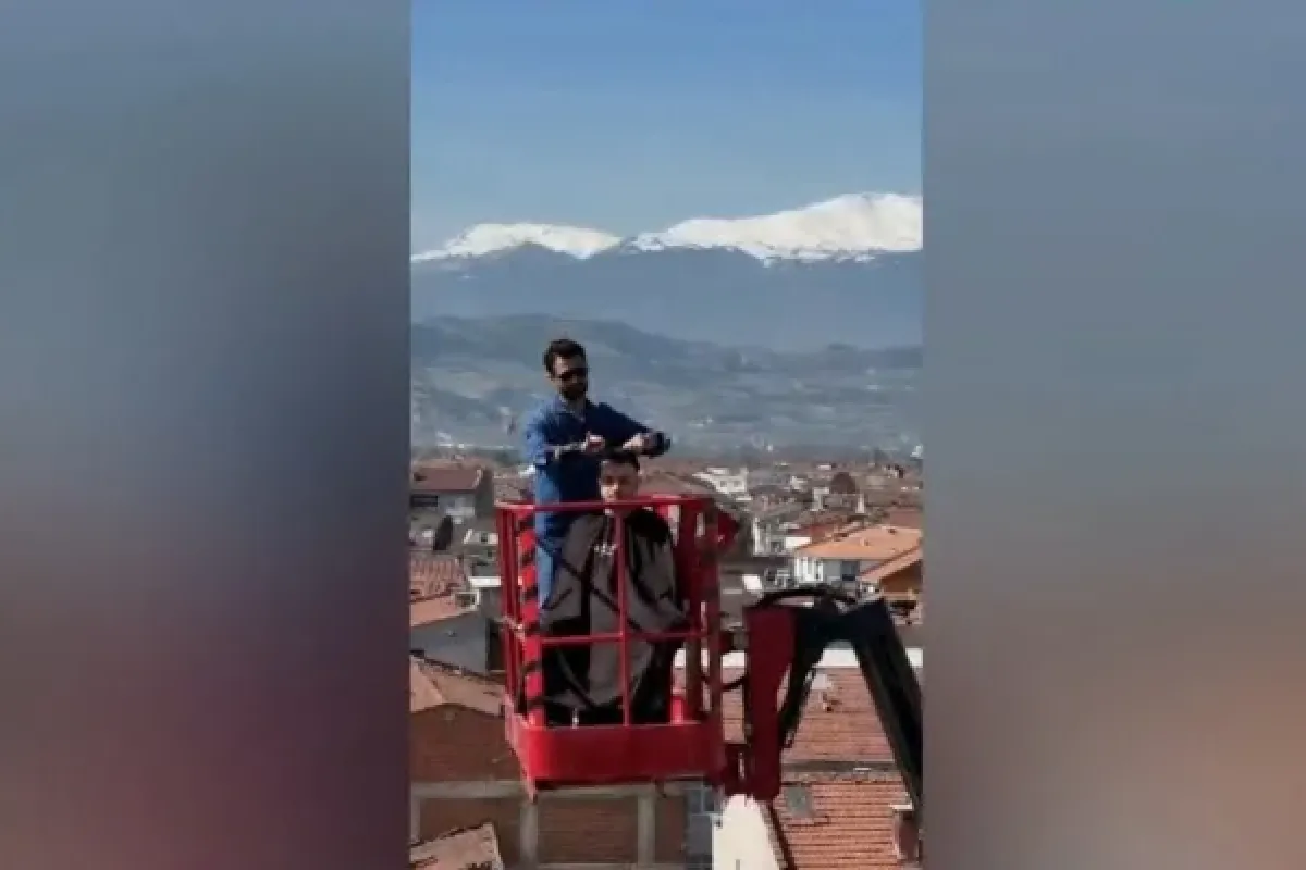 İnegöl'de müşterisini 26 metre yükseklikte tıraş yaptı