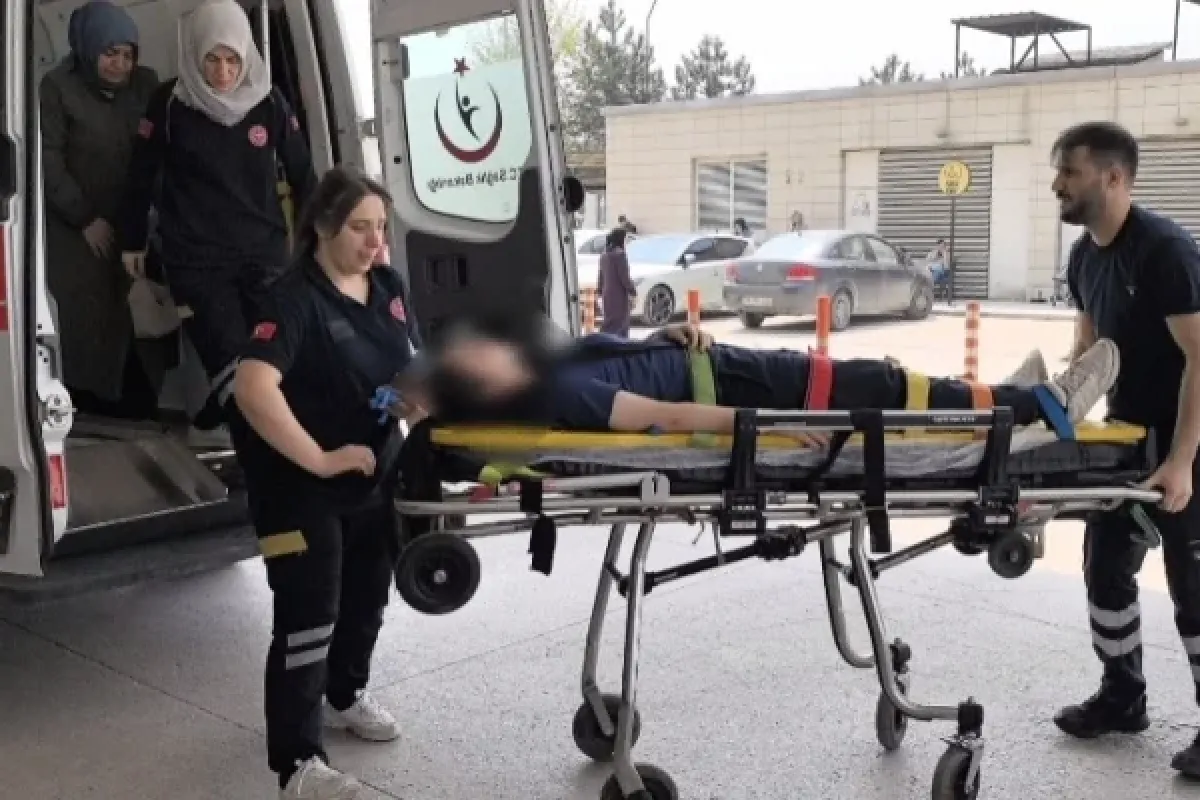 Deprem sırasında merdivenden düştü