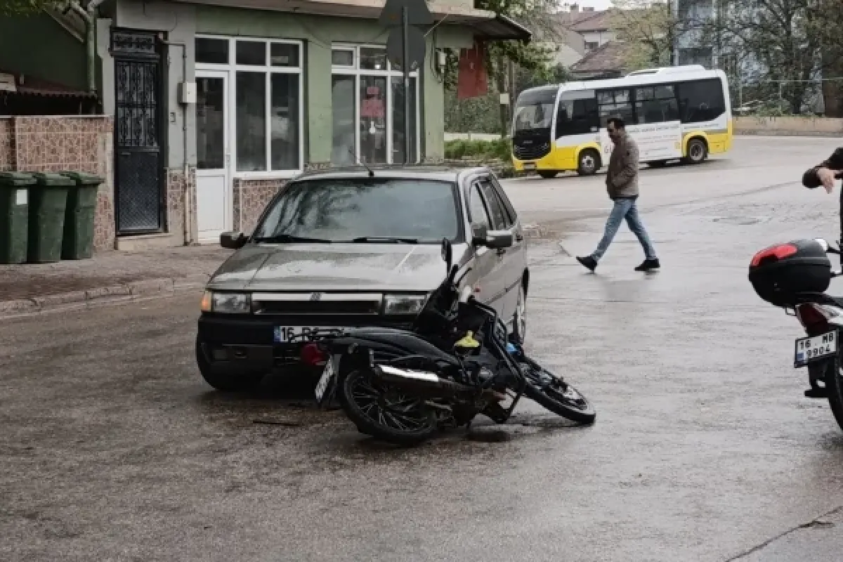 Otomobille motosiklet çarpıştı