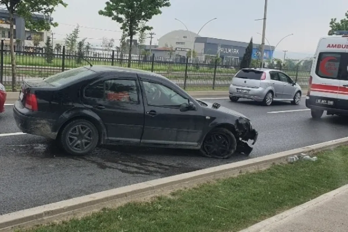 Kontrolden çıkan otomobil bariyerlere çarptı