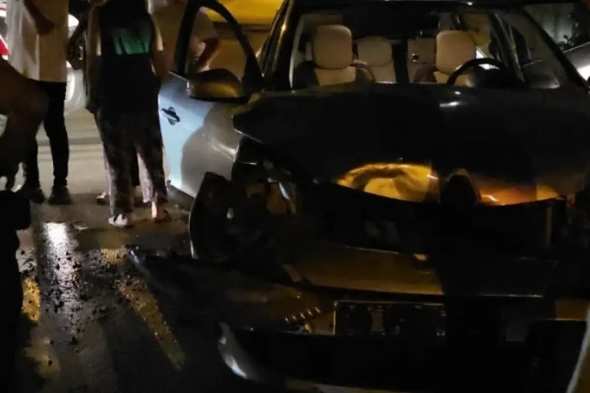 Otomobiller çarpıştı