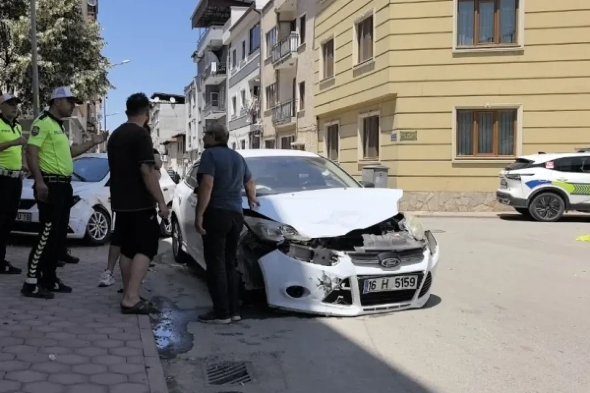 Kontrolsüz kavşakta kaza