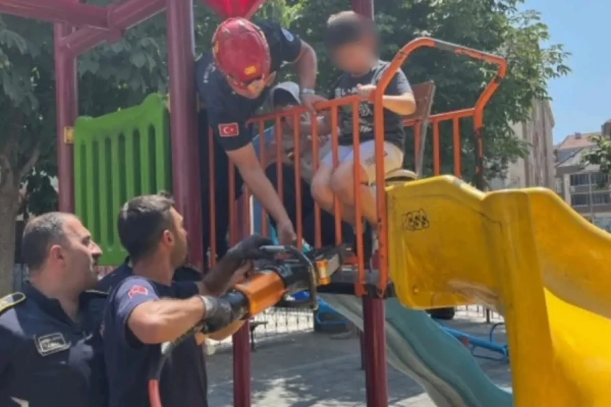 Küçük Çocuğun İmdadına İtfaiye Yetişti