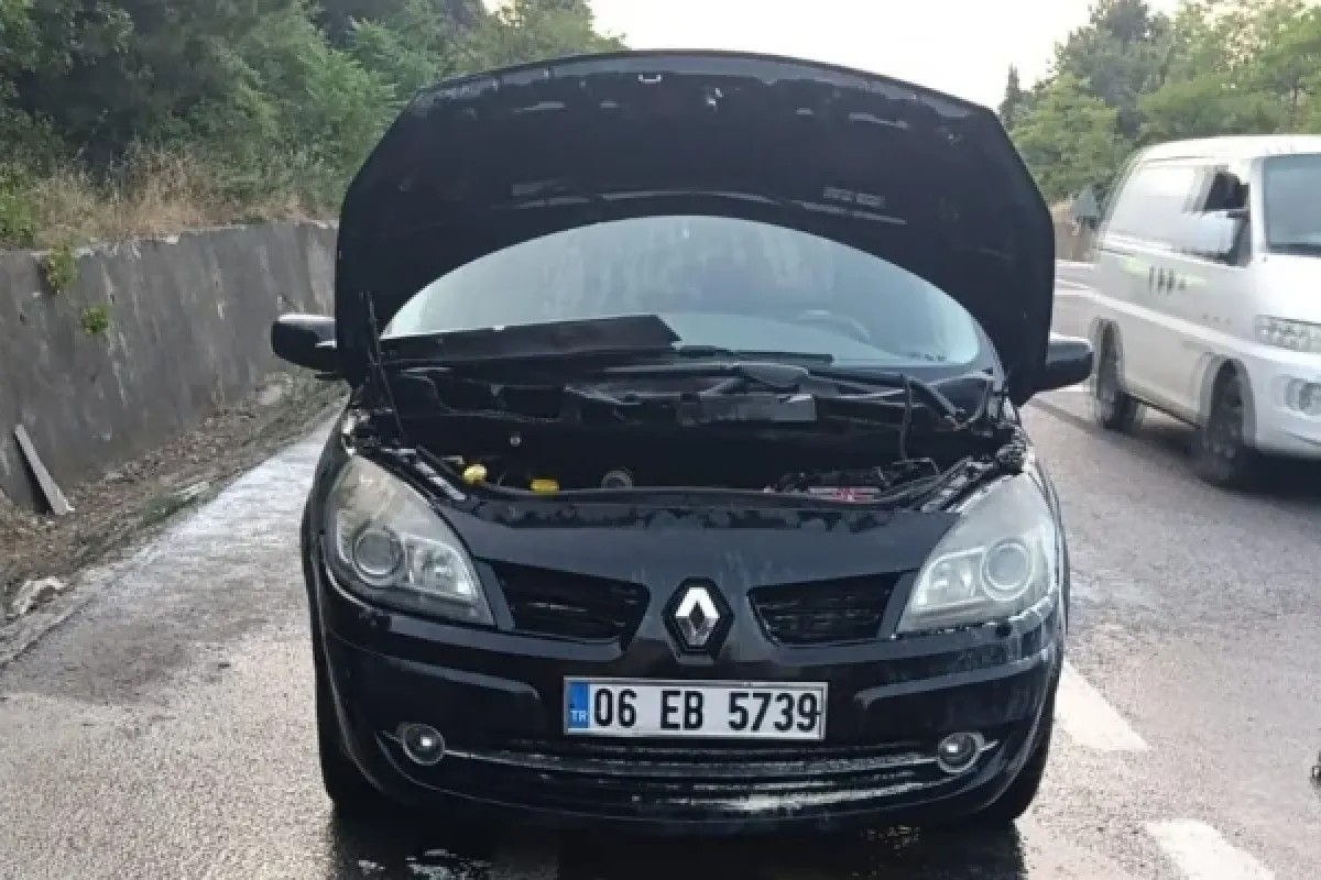 Seyir halindeki otomobilde yangın çıktı