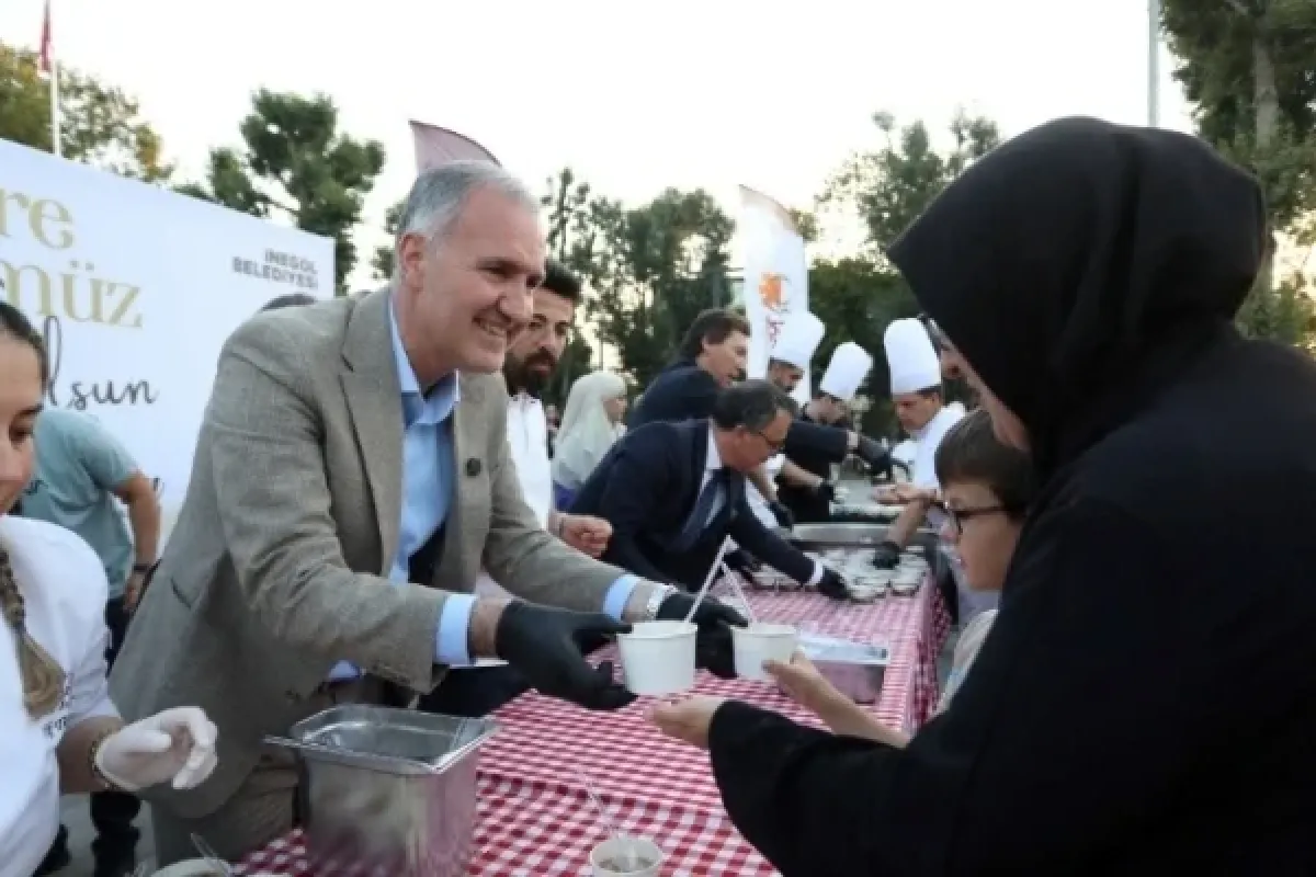 İnegöl’ün Yeni Meydanında Aşure Kazanları Kaynadı