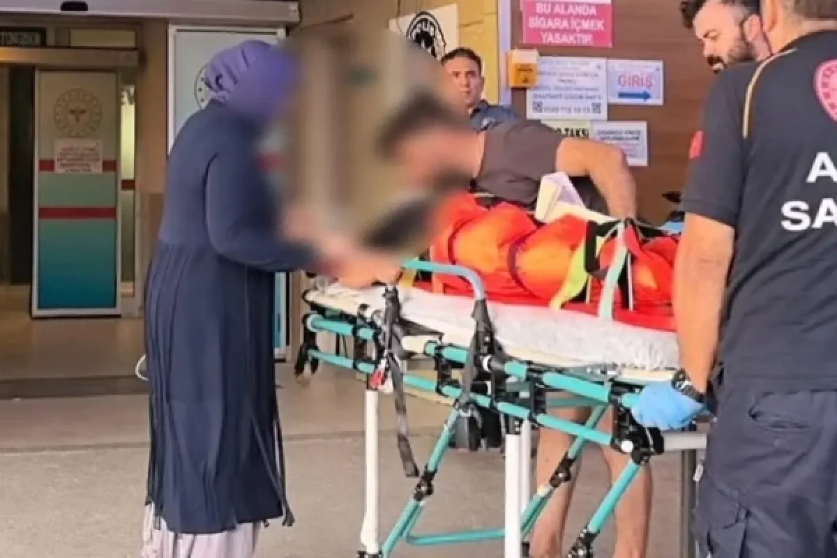 Motosikletli gençler kazada yaralandı