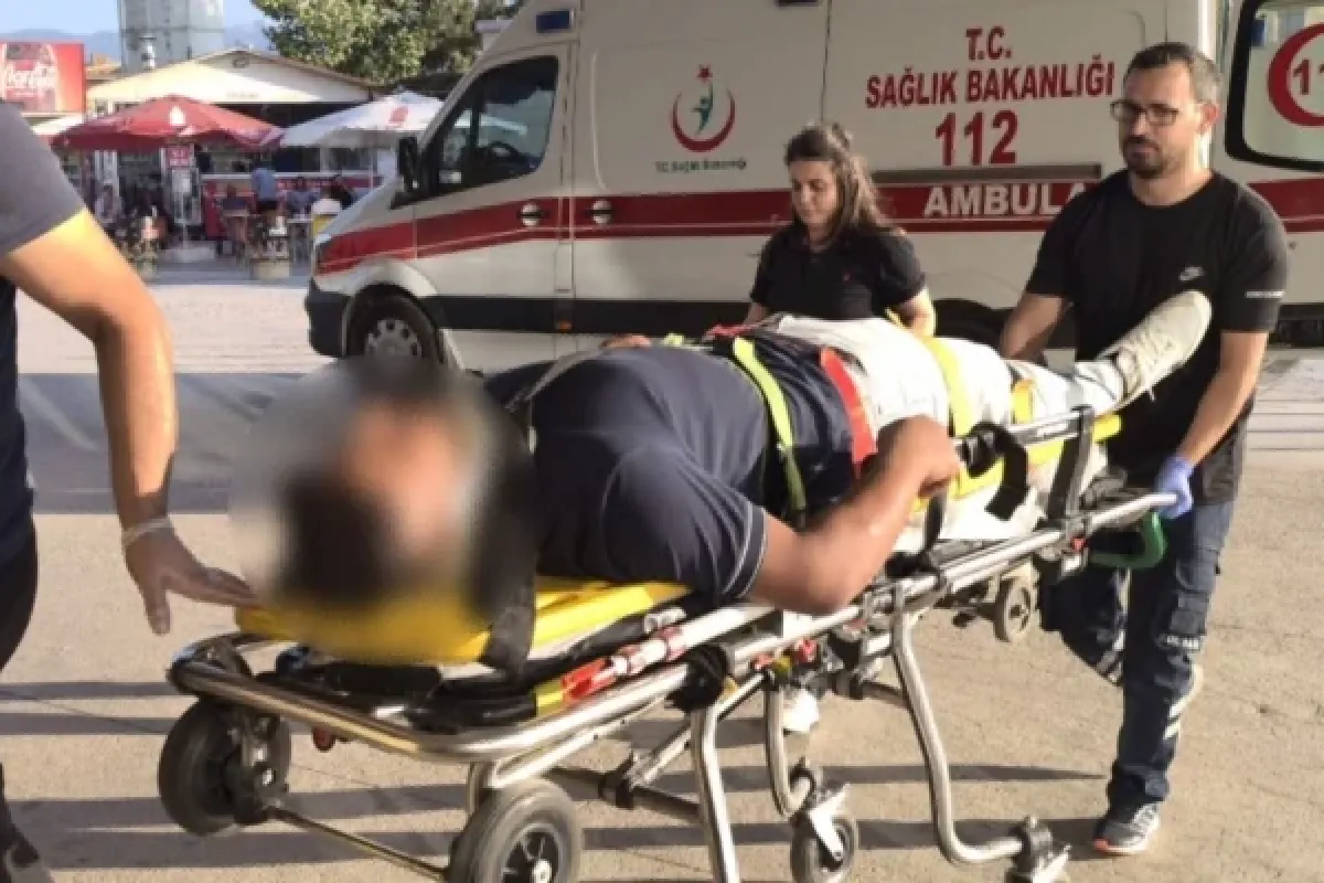 Otomobille motosiklet çarpıştı