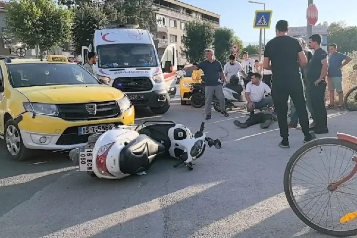 İnegöl'de taksi ile motosiklet çarpıştı!