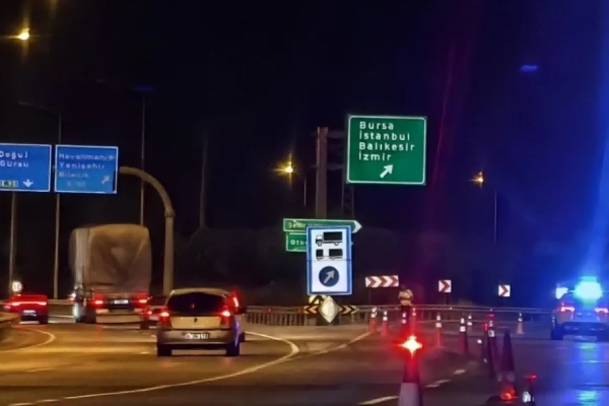 Otoban yangın sebebiyle trafiğe kapatıldı