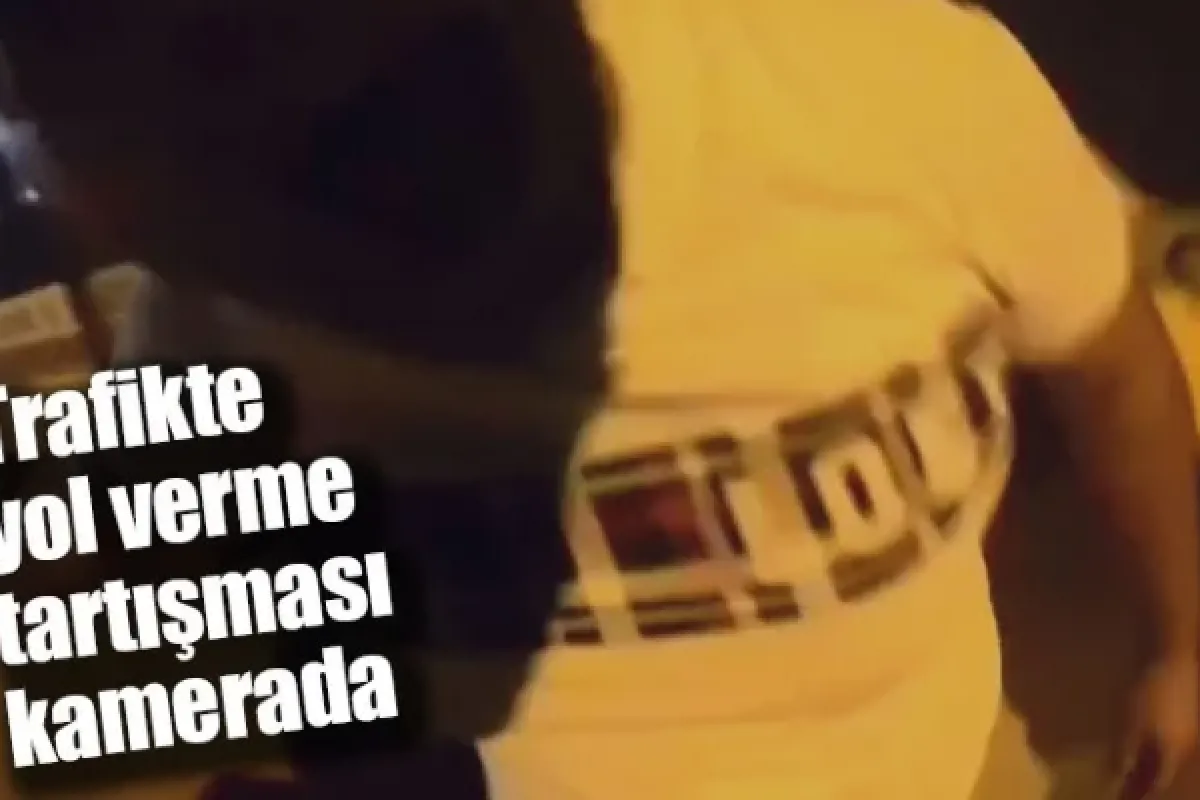 Trafikte yol verme tartışması kamerada