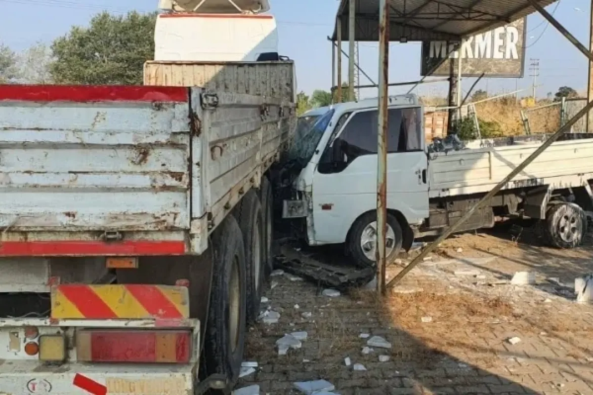 Teker patladı fabrikaya daldı!
