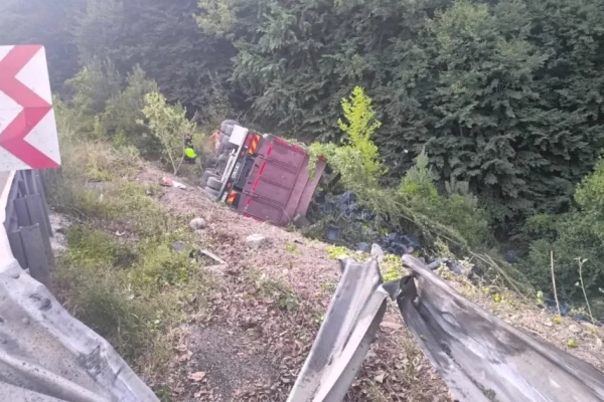 İnegöl'de kamyon şarampole yuvarlandı
