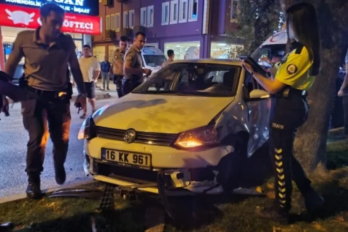 Kontrolden çıkan otomobil önce kamyonete ...