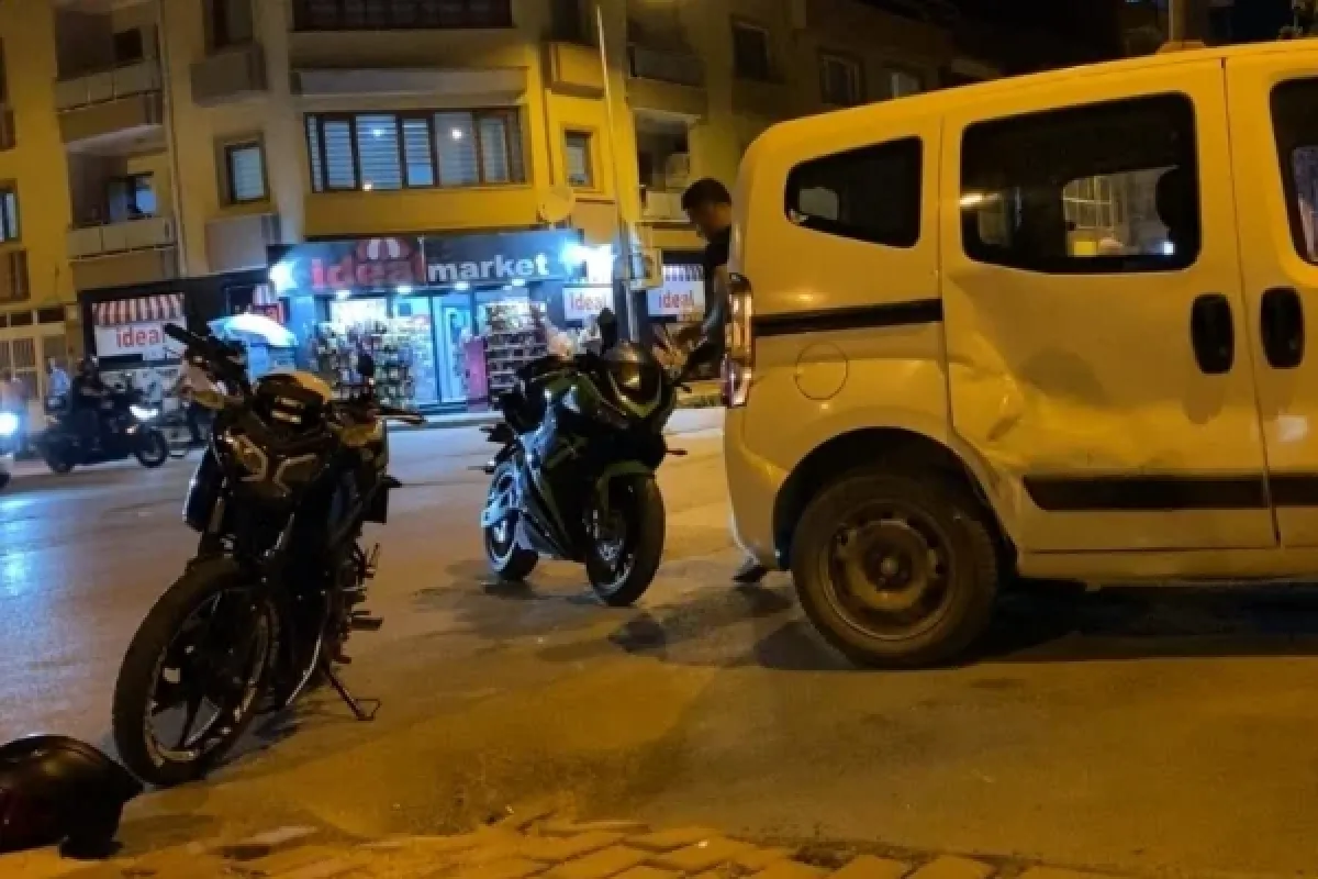 Hafif ticari araç ile motosiklet çarpıştı