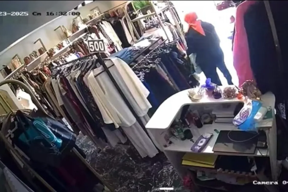 Geldi, kendi malı gibi aldı gitti! İnegöl'deki hırsızlık anı kamerada
