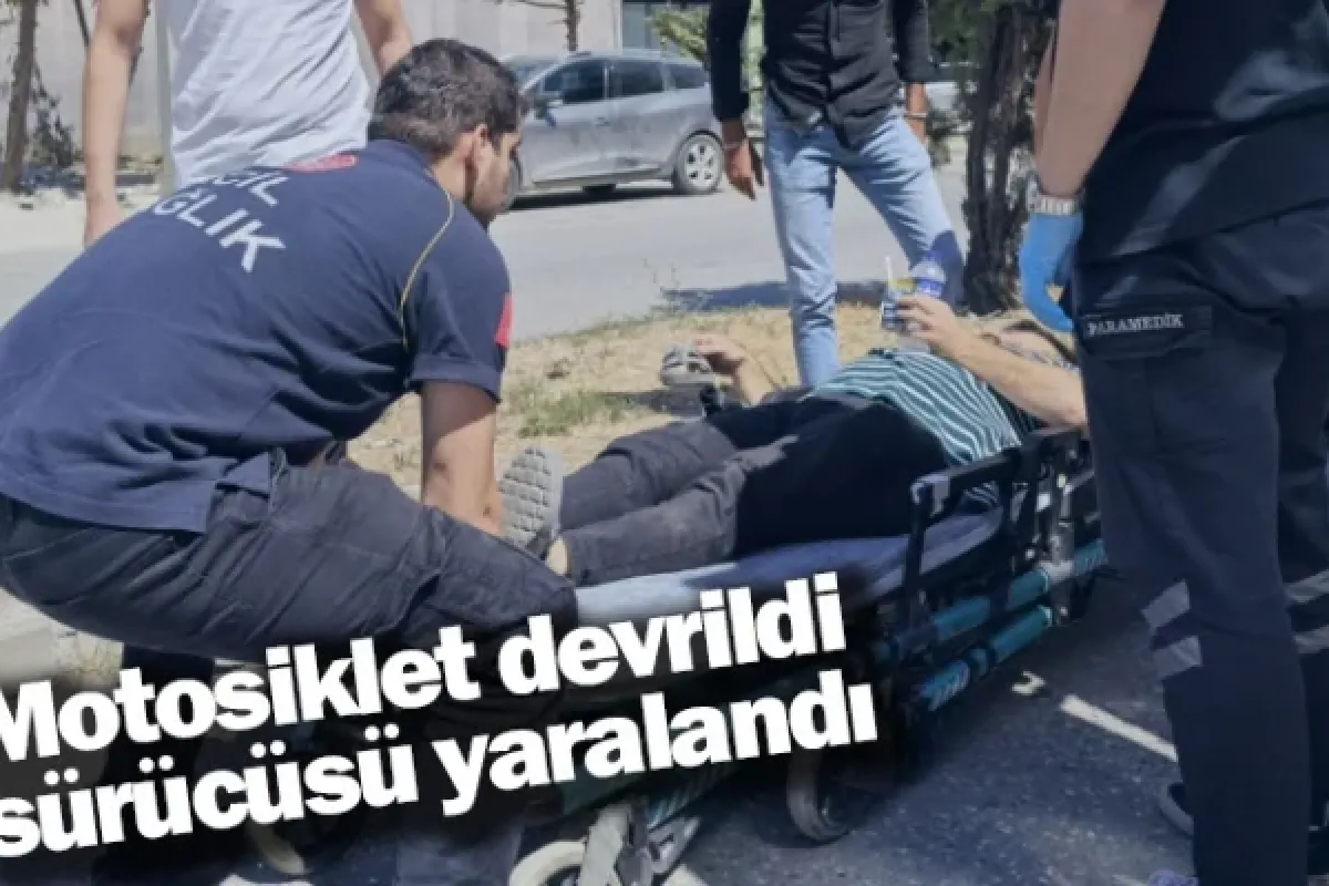 Motosiklet devrildi, sürücüsü yaralandı