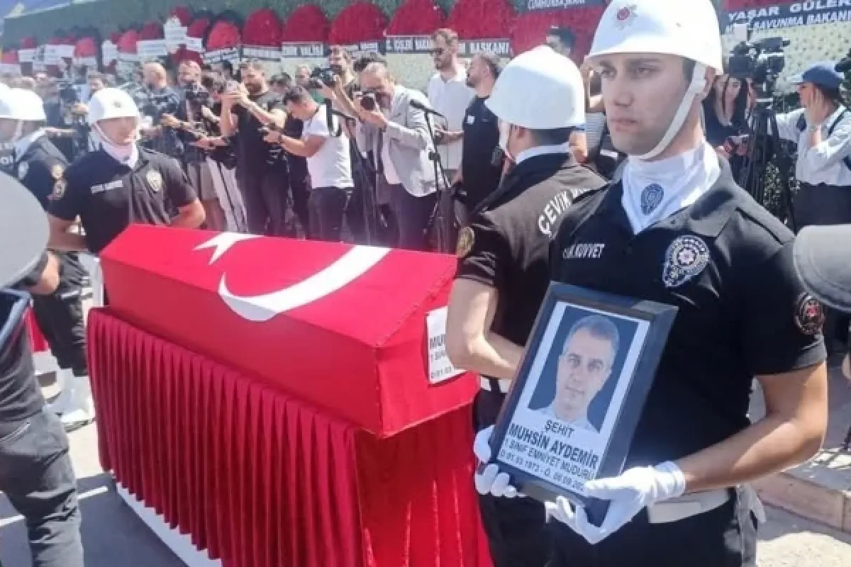 İzmir'deki saldırıda şehit olan polisler son yolculuğuna uğurlandı