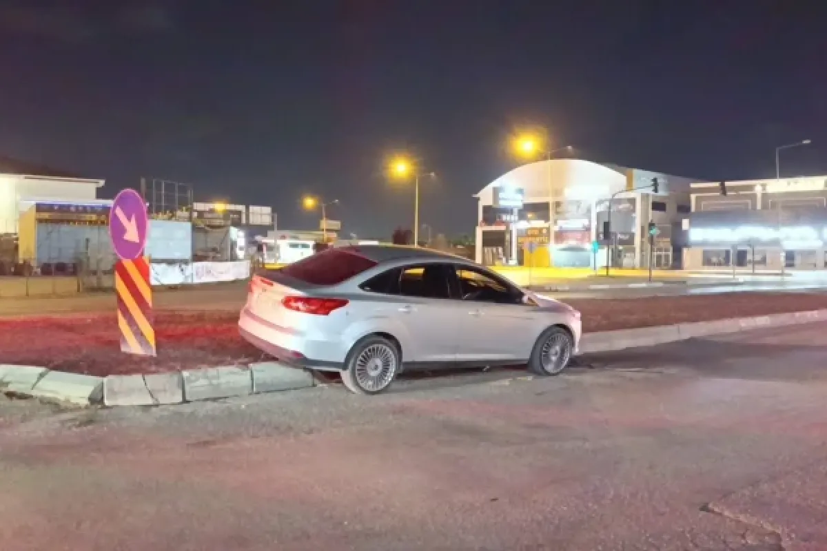 Kaza yapan sürücü aracı bırakıp gitti