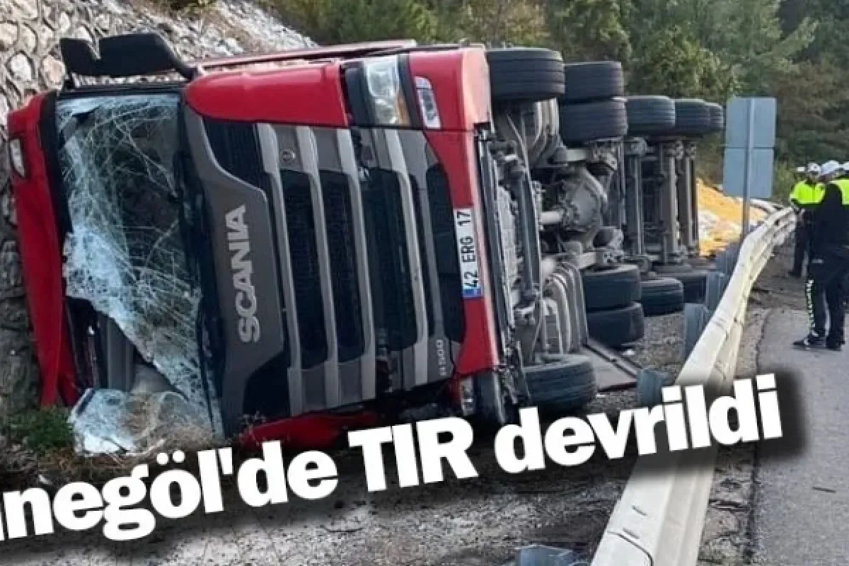 İnegöl'de TIR devrildi