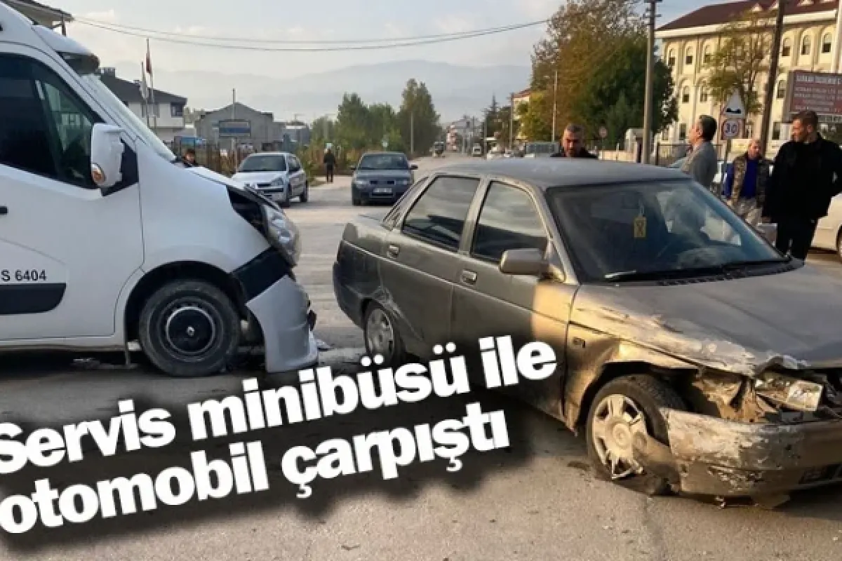 Servis minibüsü ile otomobil çarpıştı