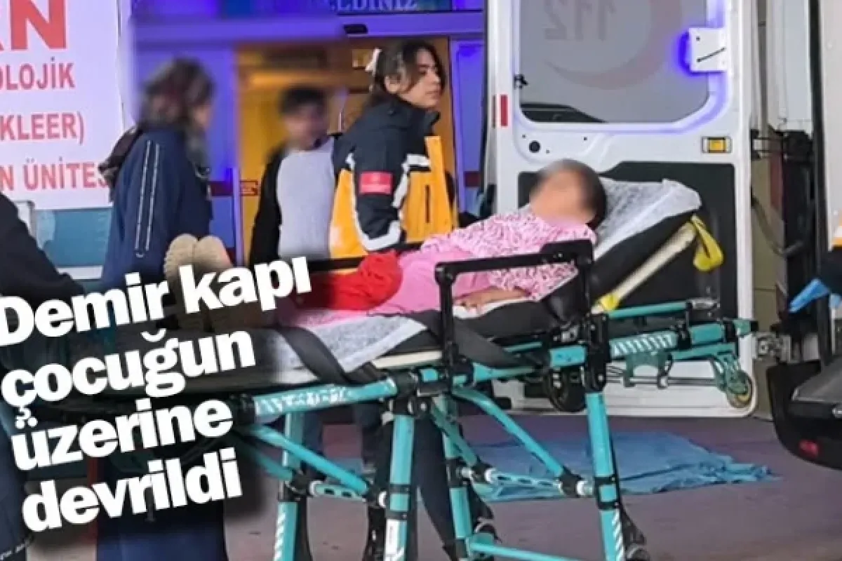 Demir kapı çocuğun üzerine devrildi