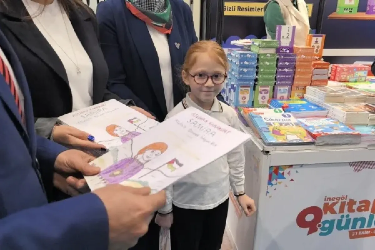 Kitap fuarının küçük yazarı