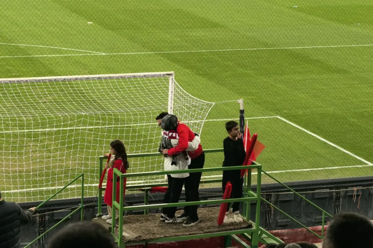 Bursa'da stadyumda sürpriz evlilik teklifi