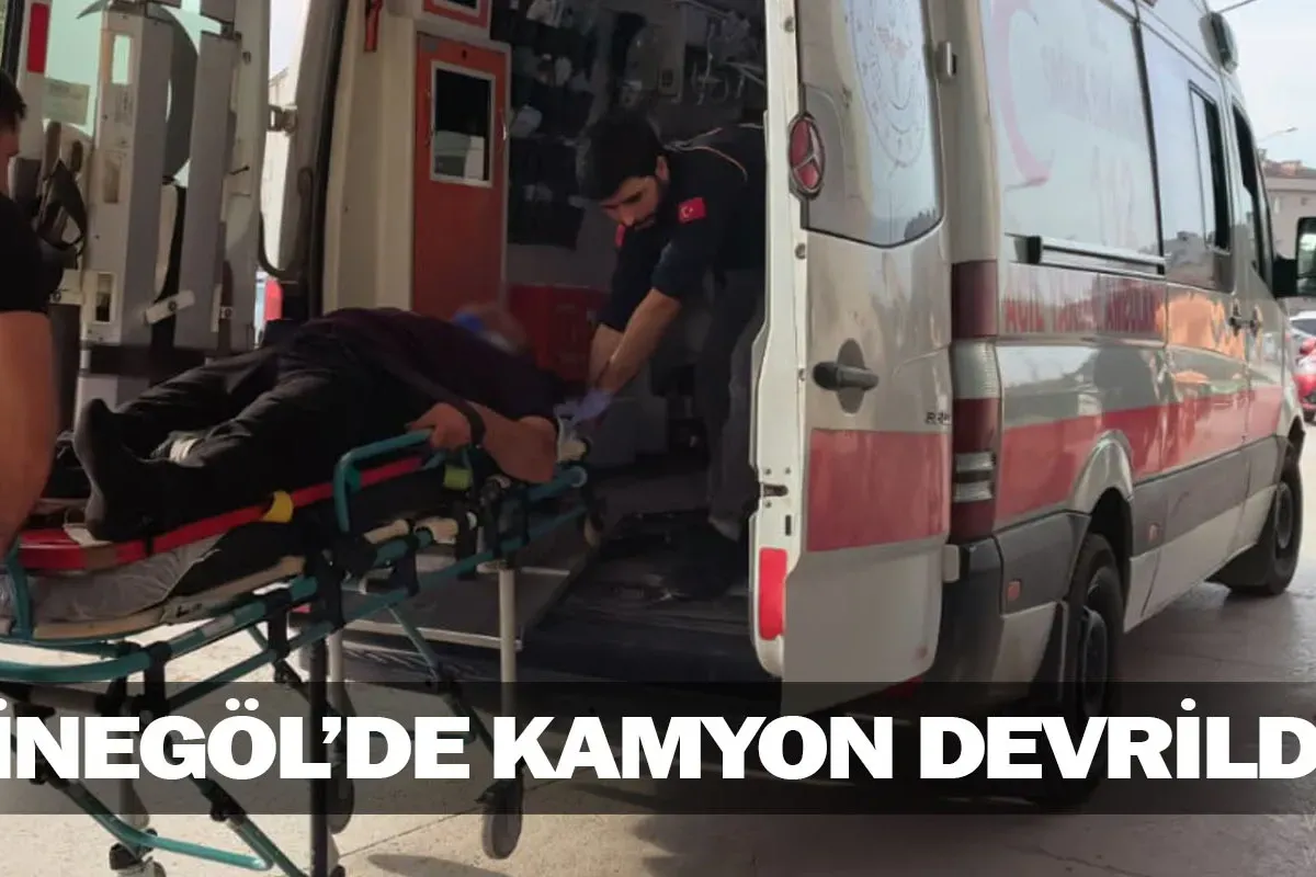 İnegöl'de kamyon devrildi