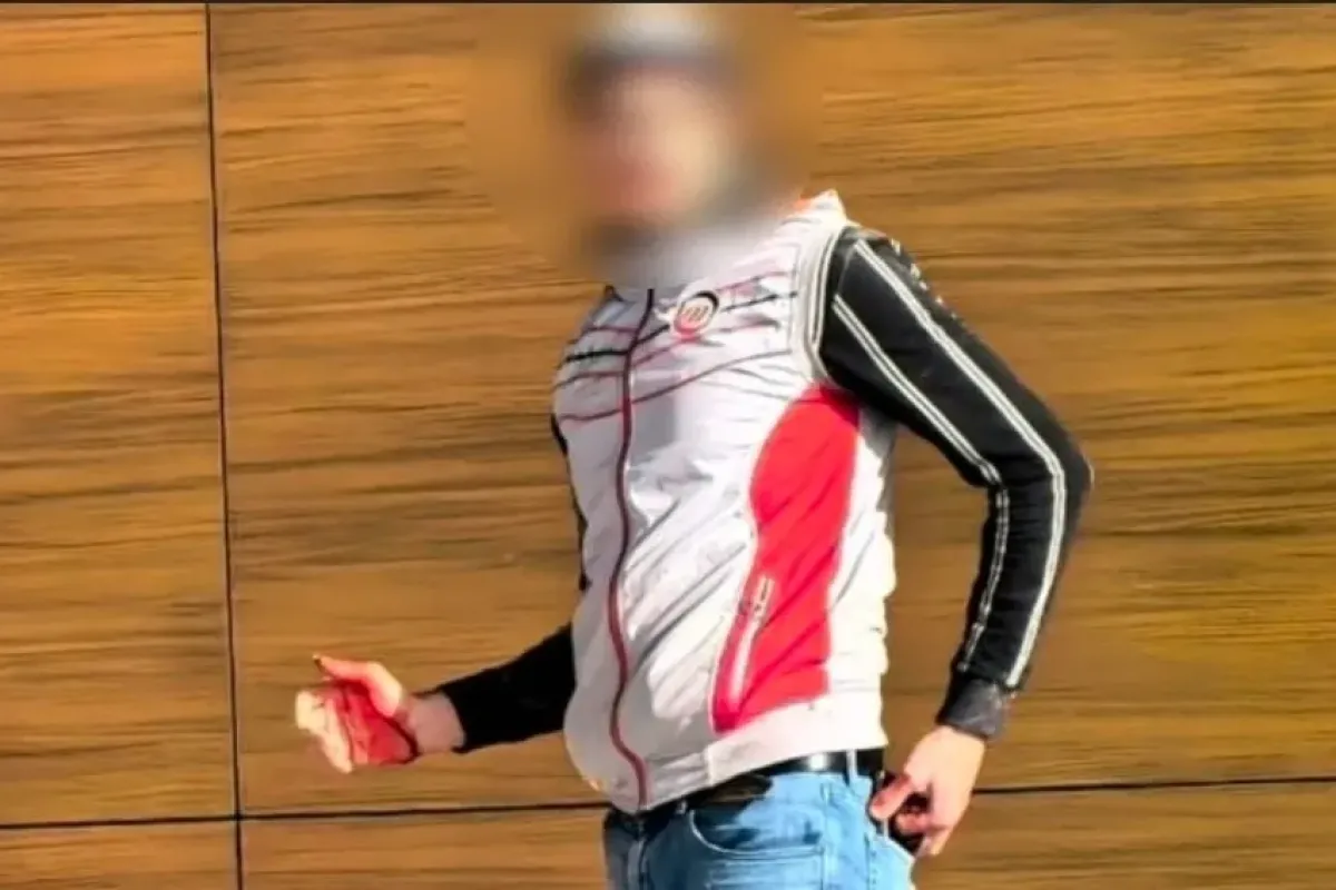 Elini testereye kaptırdı!