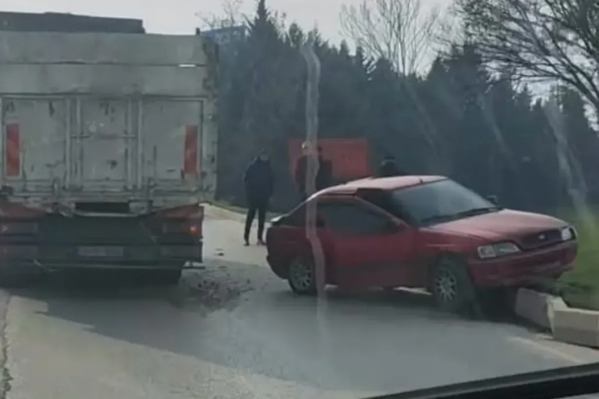 Kontrolden çıkan otomobil refüje çarptı