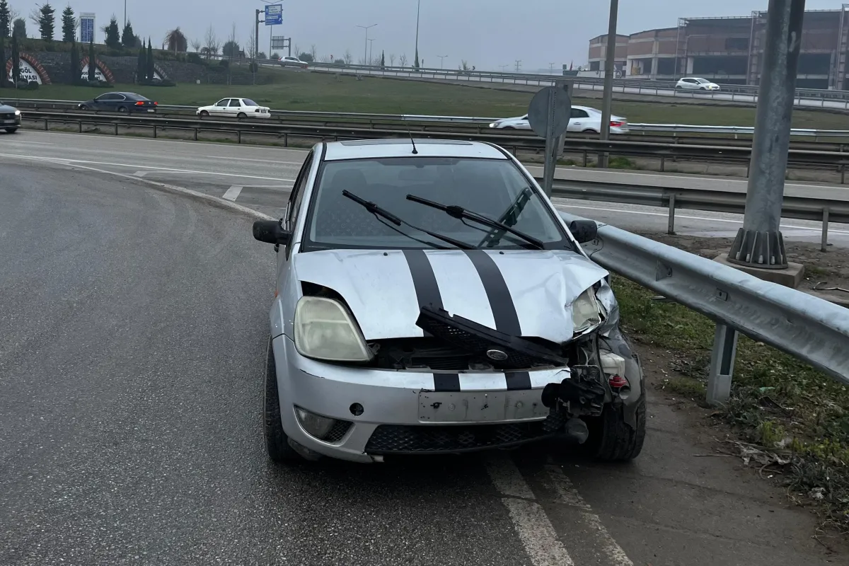 Otomobil bariyerlere çarptı