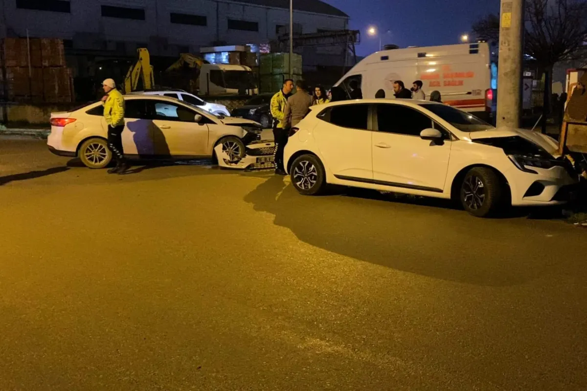 Otomobiller carpıştı! Yaralılar var...
