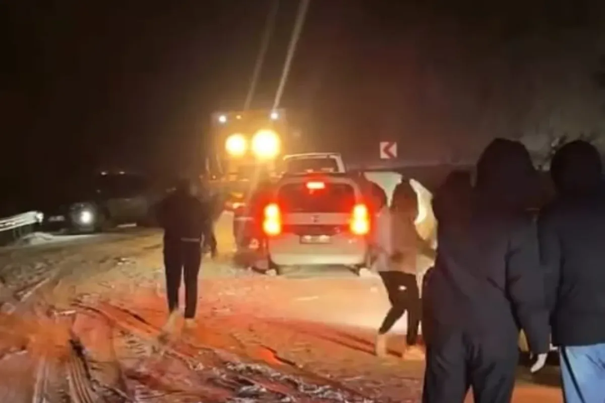 İnegöl'de Kar, Araçları Yolda Bıraktı
