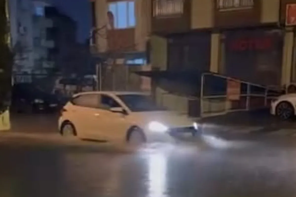 İnegöl'de sağanak yağış sokakları göle çevirdi