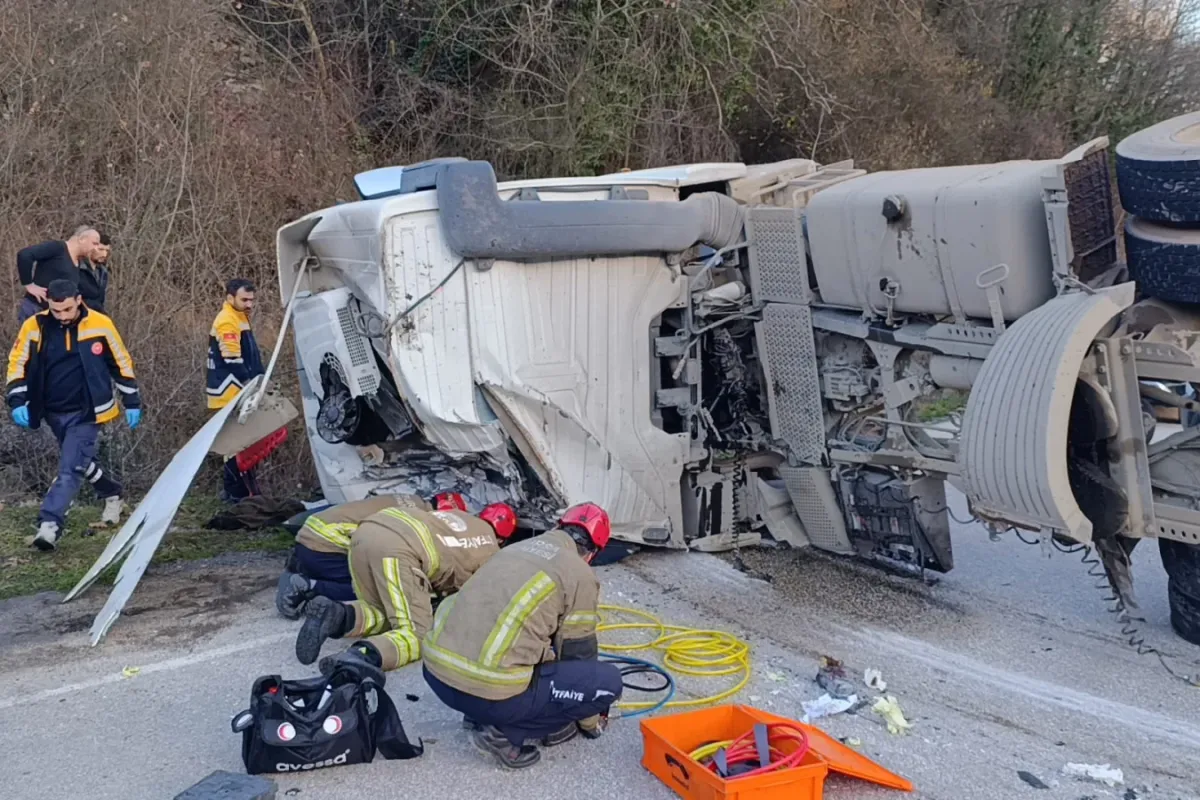 İnegöl'de beton mikseri devrildi