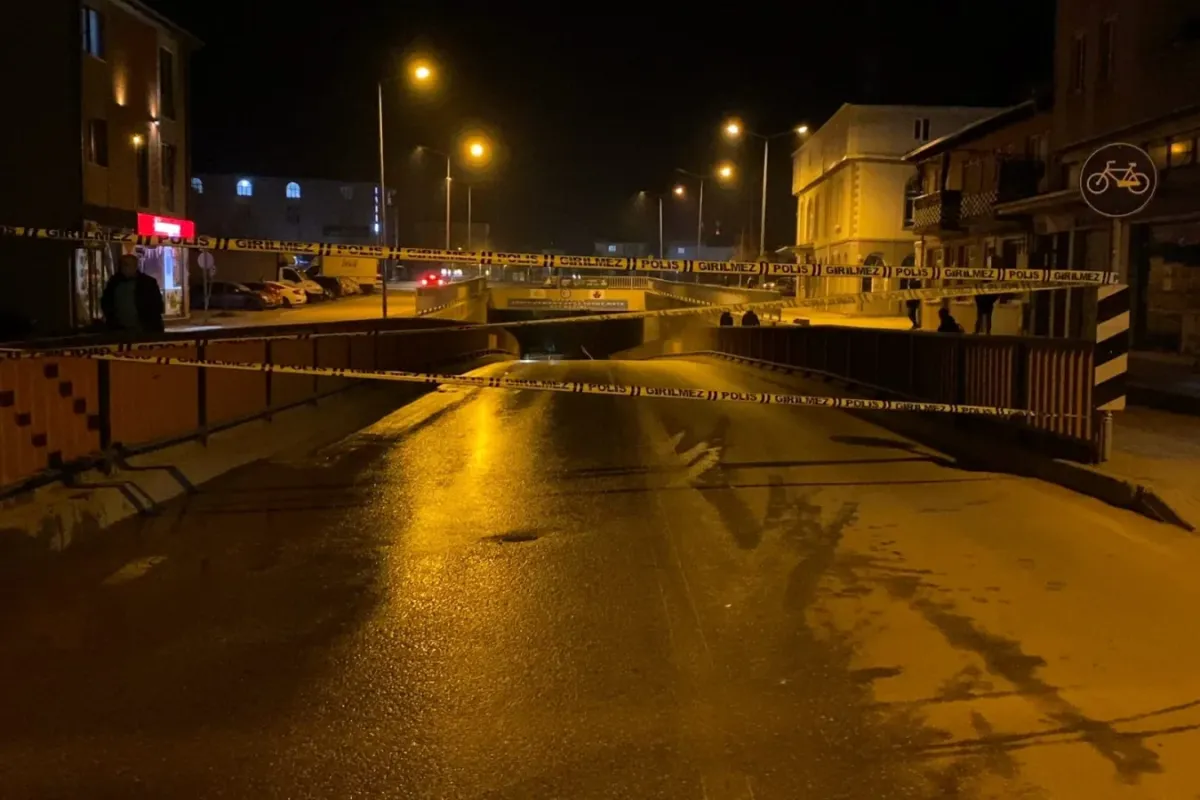 Alt Geçitte Su Hattı Patladı, Trafik Ulaşıma Kapatıldı