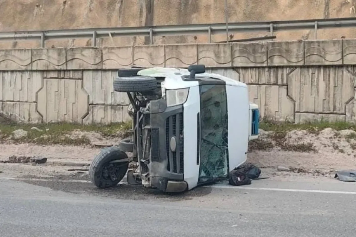 Kontrolden çıkan minibüs takla attı!