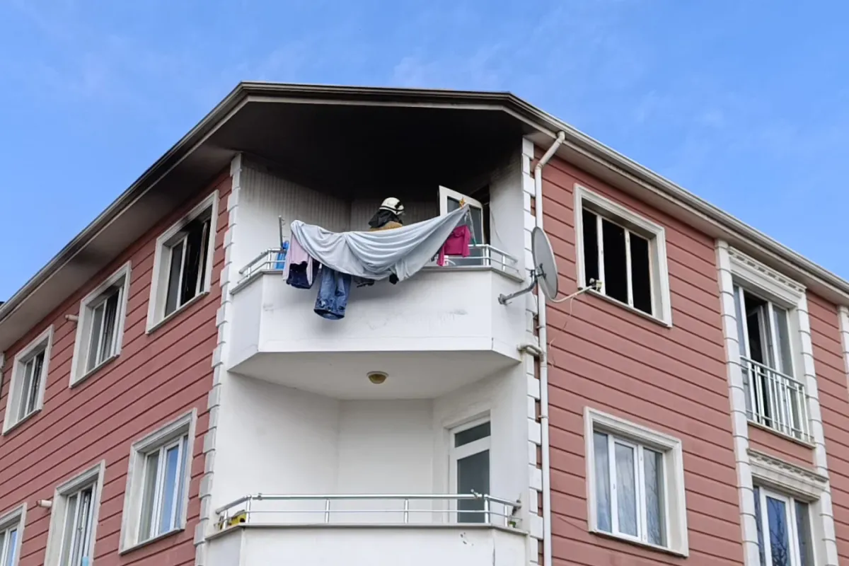 Yangında evinde mahsur kaldı