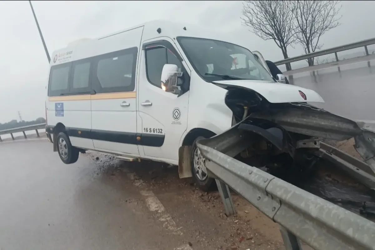 İnegöl'de minibüs bariyere saplandı