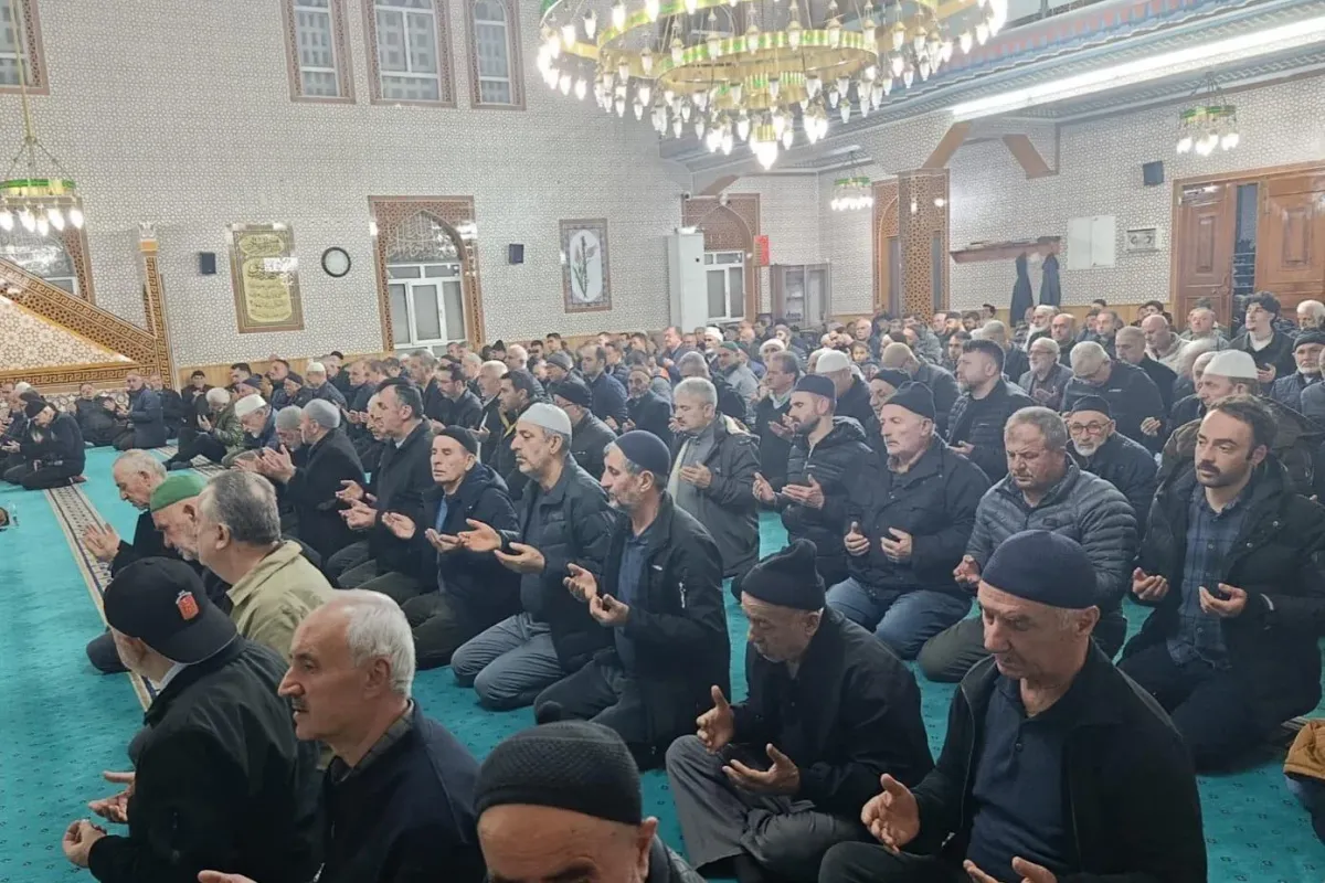 İnegöl'de şehit polisler için eller semaya açıldı