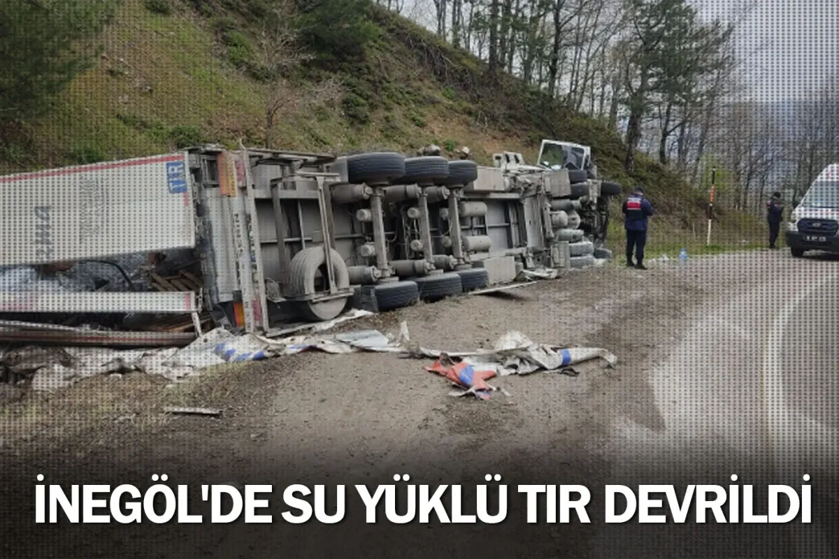 İnegöl'de su yüklü TIR devrildi