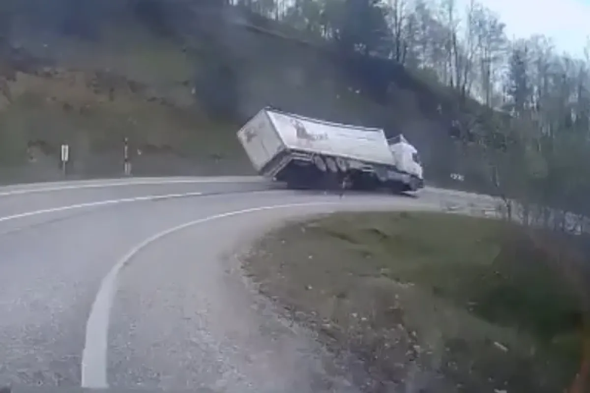 İnegöl'de tırın devrilme anı kameralarda
