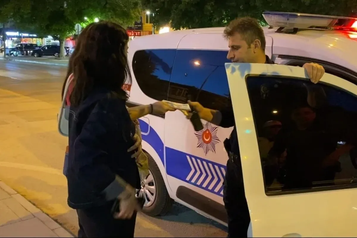 ATM'de unutulan parayı polise teslim etti
