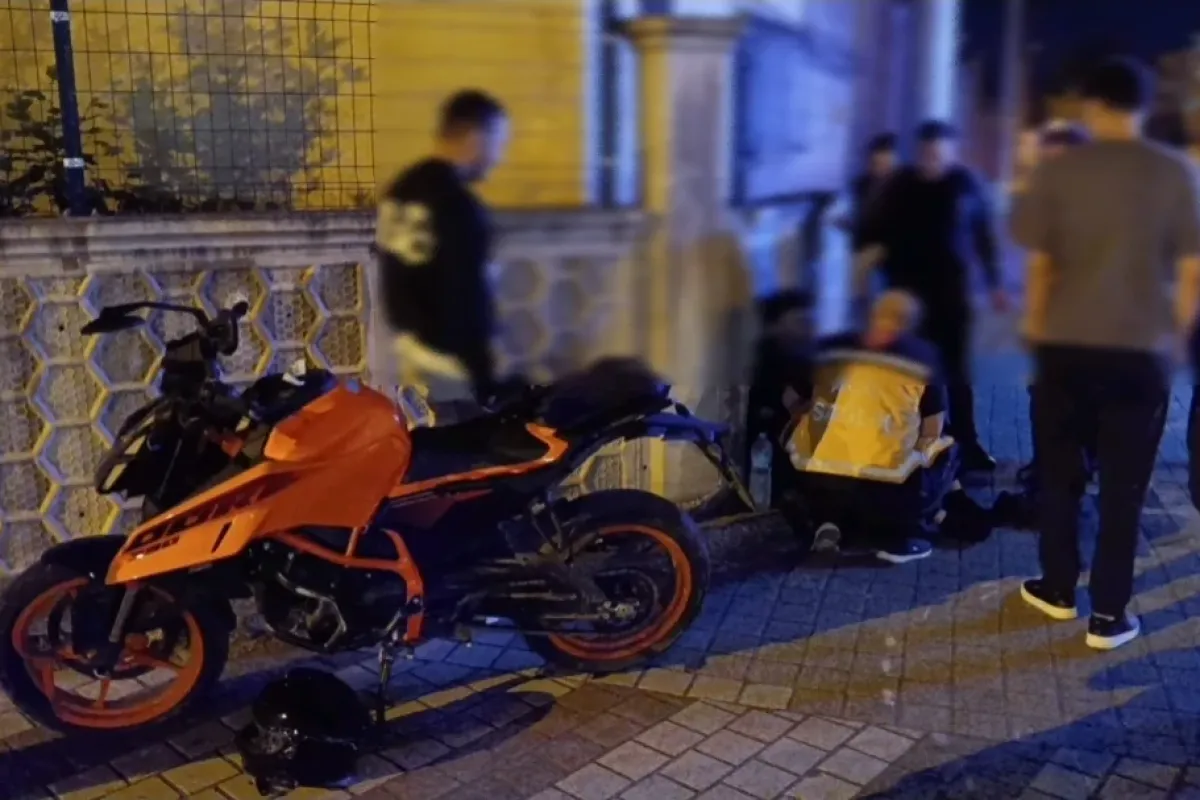 Motosikletli genç duvara çarptı