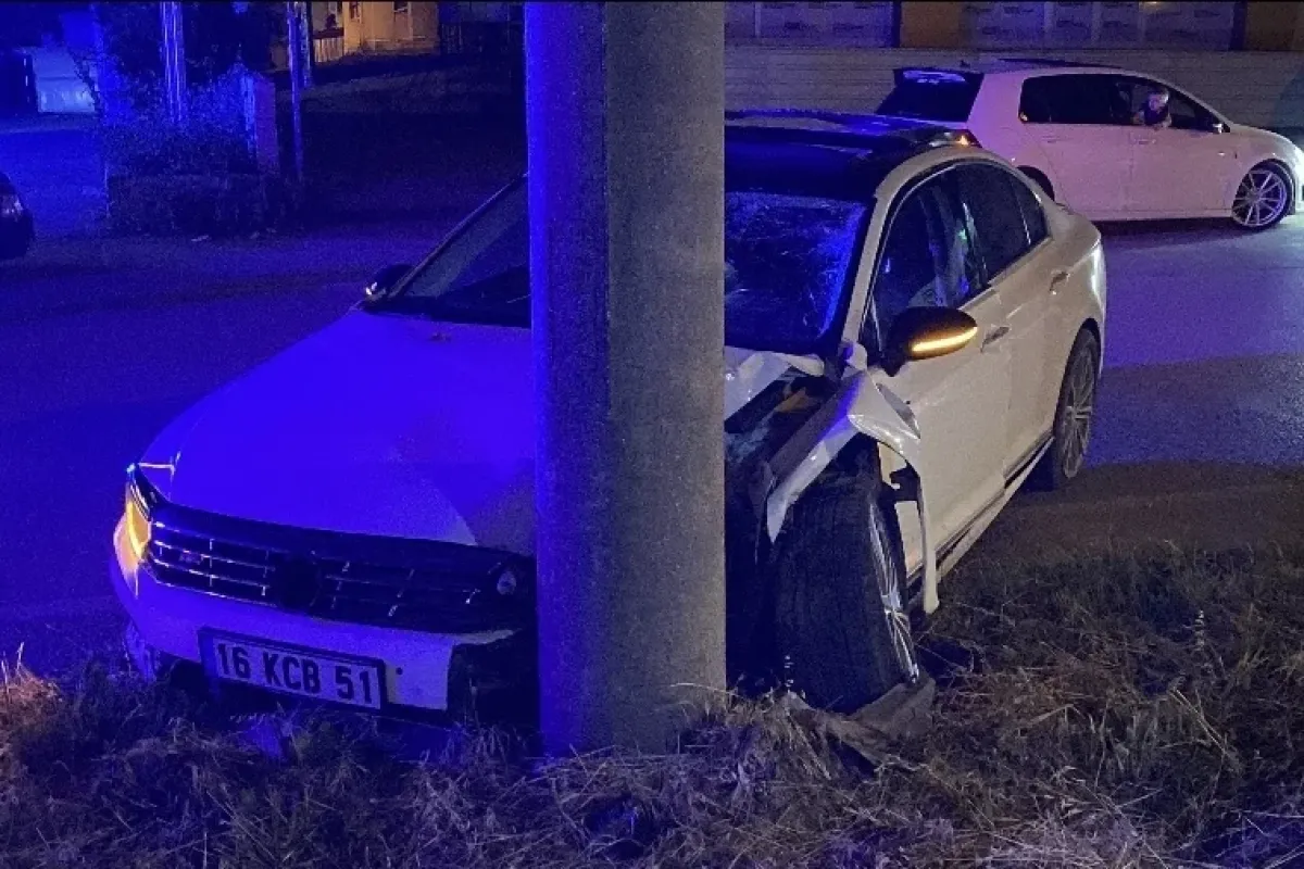 İnegöl'de kontrolden çıkan otomobil direğe çarptı