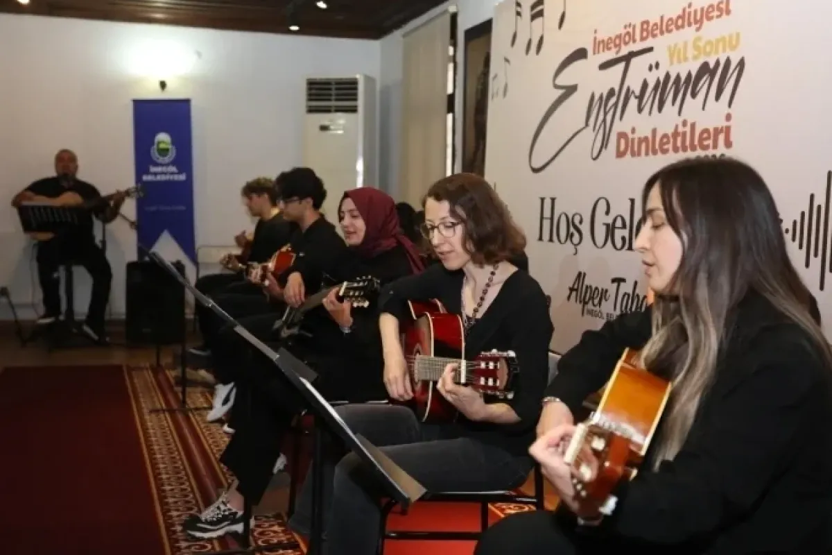 İnegöl Belediyesi’nin Gitar Kursu Kursiyerleri Sertifikalarını Aldı